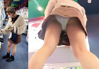 UFOキャッチャーに夢中なミニスカ女子の純白パンツ