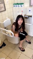 トイレの扉いきなり開けて突撃撮影！