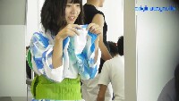 可愛い浴衣の子の胸元から覗く、白肌の綺麗すぎるお椀型バスト胸チラ
