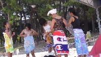 海水浴で集団着替え乳首見え