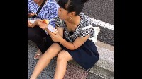 祭り路上で胸チラ
