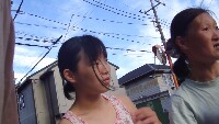 おばあちゃんと散歩中の女子大生の声かけ胸チラ