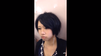通勤途中の可愛いショートヘアOLの胸チラ