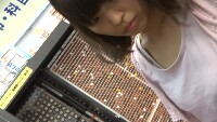 文房具店で女子大生の胸チラ