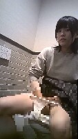 可愛い女子大生の飲食店トイレでオナニー