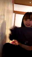 面白い可愛い子が服の中のブラジャー見えちゃった【スマホ対応動画】