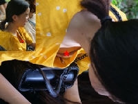 胸ちら動画 No.120 女子大生グループに乳首を出しで会話している女の子が