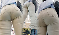 【尻ＨＤ】ベージュのパンツに喰い込みまくったパンティーのラインが丸出し…なお姉さんｗ
