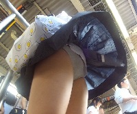 【FHD/顔モ無】奇跡のパンチラ、どころかもはやパンモロ　～電車の風になびく、白P風パンチラ～