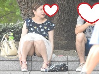 お座りお姉さん発見８４！！大変です！！パンツが見えてますよ