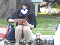 お座りお姉さん発見１８６！！タブレットに夢中になり、パンツが見えてますよ