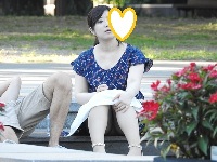 お座りお姉さん発見５４！！彼氏に夢中なのでパンツが見えてますよ