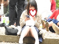 え？Ｍ字でお花見をしている？お座りお姉さん発見７１！！大変です！！パンツが見えてますよ