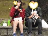 お座りお姉さん発見！！大変です８０！！パンツが見えてますよ