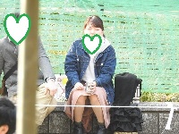 お座りお姉さん発見１０３！！大変です！！パンツが見えてますよ