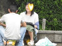 お座りお姉さん発見１１８！！大変です！！パンツが見えてますよ