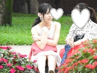 お座りお姉さん発見８６！！大変です！！パンツが見えてますよ