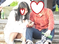 彼氏とイチャイチャ・・・お座りお姉さん発見７７！！大変です！！パンツが見えてますよ
