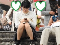 お座りお姉さん発見７９！！スマホに夢中なのでパンツが見えてますよ