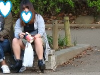 大変です１９５！！彼氏との会話に夢中になり、パンツが見えてますよ
