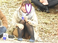お座りお姉さん発見１０４！！大変です！！パンツが見えてますよ