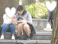 お座りお姉さん発見１１１！！大変です！！パンツが見えてますよ