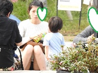 お座りお姉さん発見９２！！大変です！！パンツが見えてますよ