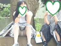 お座り美少女発見４８！！大変です！！パンツが見えてますよ