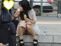 お座りお姉さん発見５９！！彼氏に夢中すぎてパンツが見えてますよ