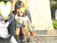 大変です１９４！！彼氏とのイチャイチャに夢中になり、パンツが見えてますよ
