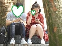 大変です１９１！！彼氏に夢中になり、パンツが見えてますよ