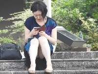 スマホに夢中・・・お座りお姉さん発見８８！！大変です！！パンツが見えてますよ