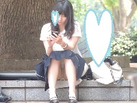 お座りお姉さん発見６９！！スマホに夢中なのでパンツが見えてますよ