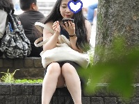 お座りお姉さん発見５５！！スマホに夢中だとパンツが見えますよ