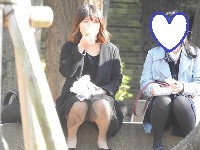 お座りお姉さん発見９９！！大変です！！パンツが見えてますよ