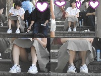 大股開きのお座りお姉さん発見１５５！！大変です！！パンツが見えてますよ