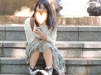 お座りお姉さんがいます。１８（ＦＨＤ）そんな格好だとパンツが丸見えですよ！！