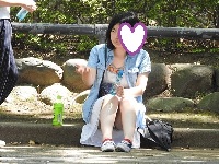 お座りお姉さん発見５２！！普通にパンツが見えてますよ