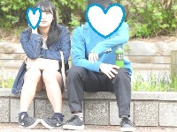 大変です２００！！彼氏との会話に夢中になり、パンツが見えてますよ