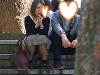 大変です１９２！！何かに夢中になり、パンツが見えてますよ