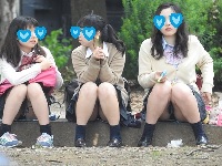 強烈！！３人パンチラ見せ組を発見４０！！大変です！！パンツが見えてますよ