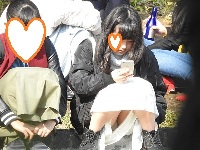 お座りお姉さん発見１１０！！大変です！！パンツが見えてますよ
