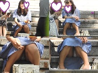 ＮＯ１＆ＮＯ２：おっぴろげの綺麗なお姉さん！！パンティーが見えすぎです！！（笑）