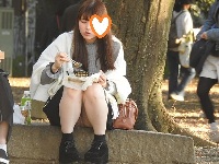 お弁当を食べているお姉さん発見９５！！大変です！！パンツが見えてますよ