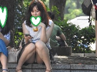 お座りお姉さん発見５１！！Ｍ字だとパンツが見えてますよ