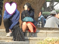 お座りお姉さん発見８３！！大変です！！パンツが見えてますよ