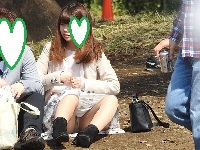 お座りお姉さん発見１１２！！大変です！！パンツが見えてますよ