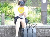 お座りお姉さん発見４２！！大変です！！パンツが見えてますよ