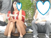 お座りお姉さん発見１８９！！彼氏に夢中になり、パンツが見えてますよ