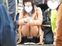 Ｍ字で？皆さんが見ている場所で？お座りお姉さん発見８１！！大変です！！パンツが見えてますよ